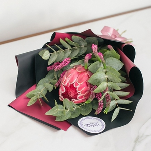 Букет с протеей и розовой вероникой