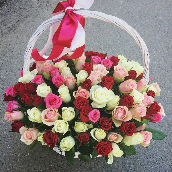 101 розочка в белой корзине с бантом