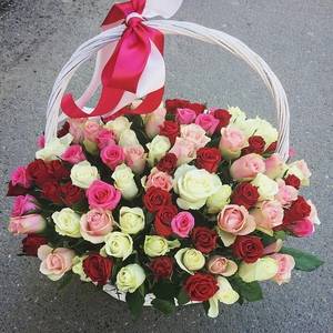 101 розочка в белой корзине с бантом