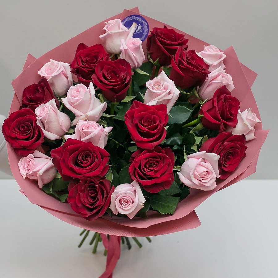 Букет из 25 красно-розовых Эквадорских роз 50 см.