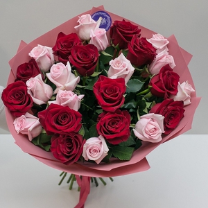 Букет из 25 красно-розовых Эквадорских роз 50 см.