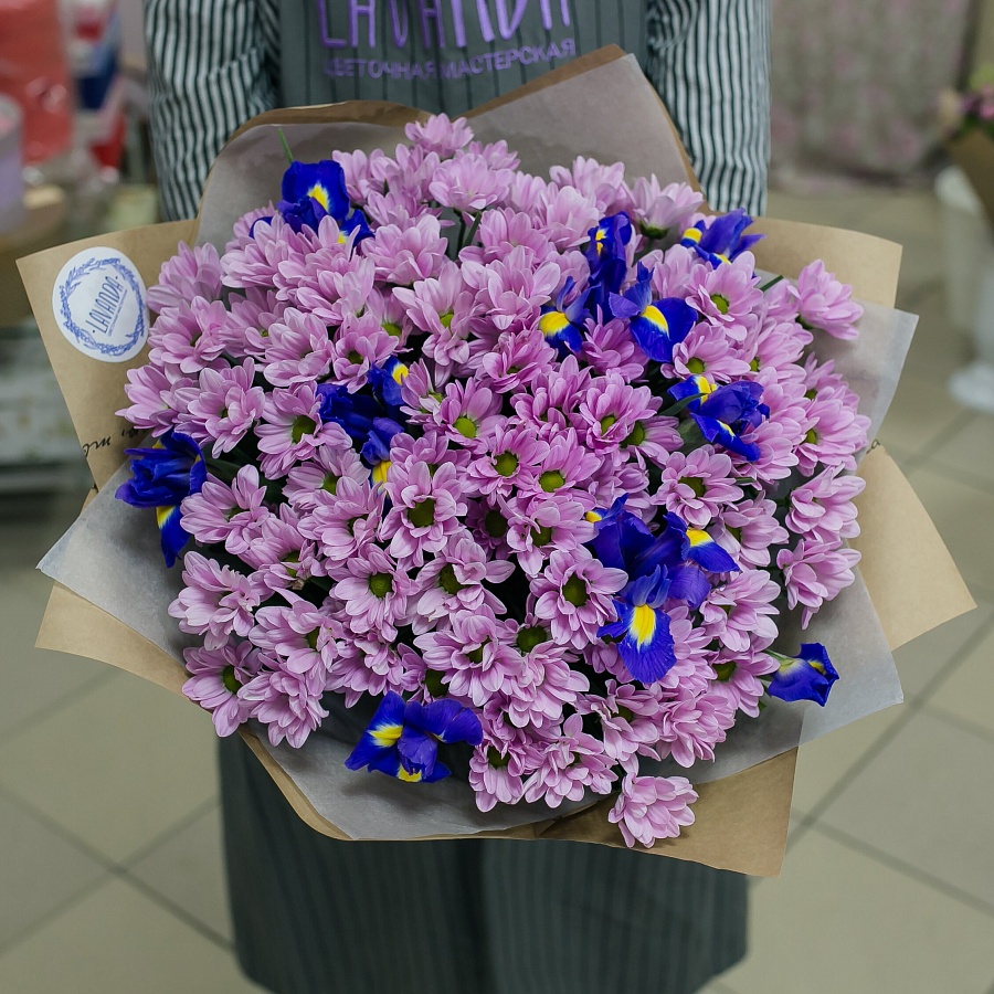 Букет Бакарди с ирисами в крафте