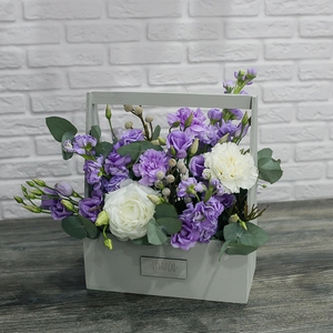 Фиолетовая композиция цветов в сером ящике