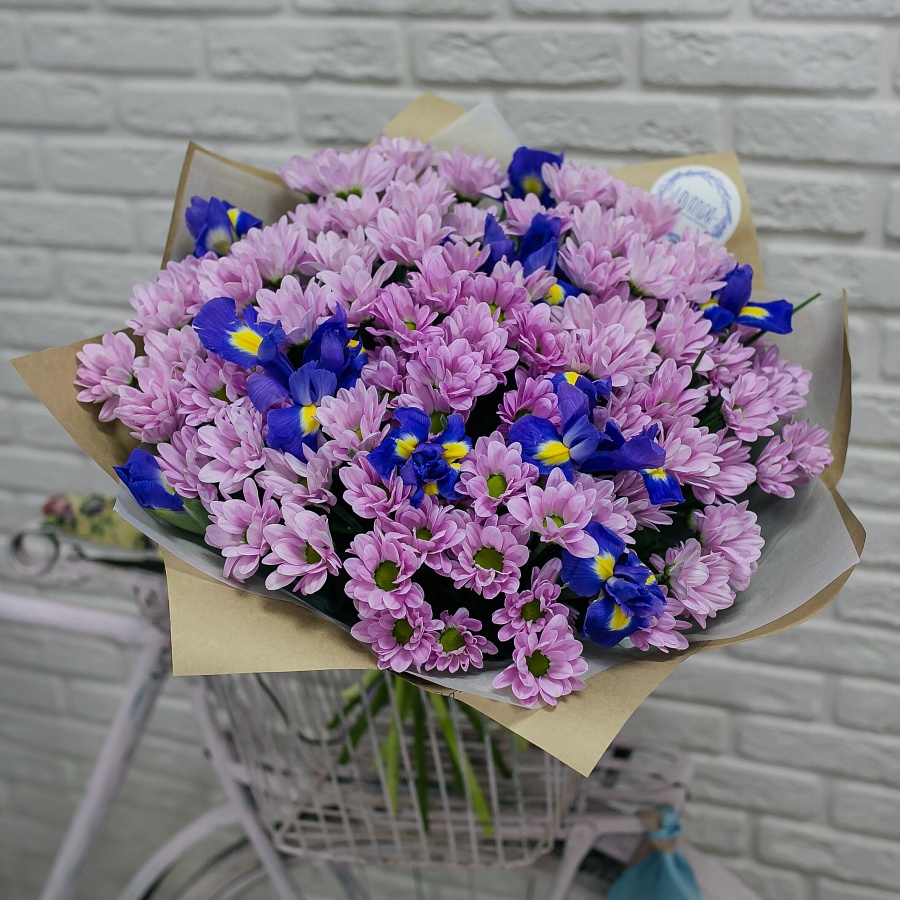 Букет Бакарди с ирисами в крафте