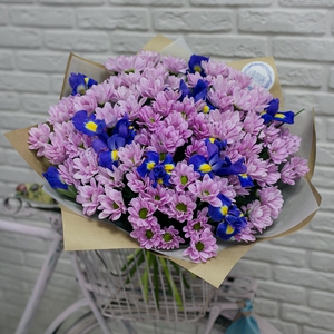 Букет Бакарди с ирисами в крафте