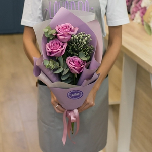 Букетик розочек с брунией