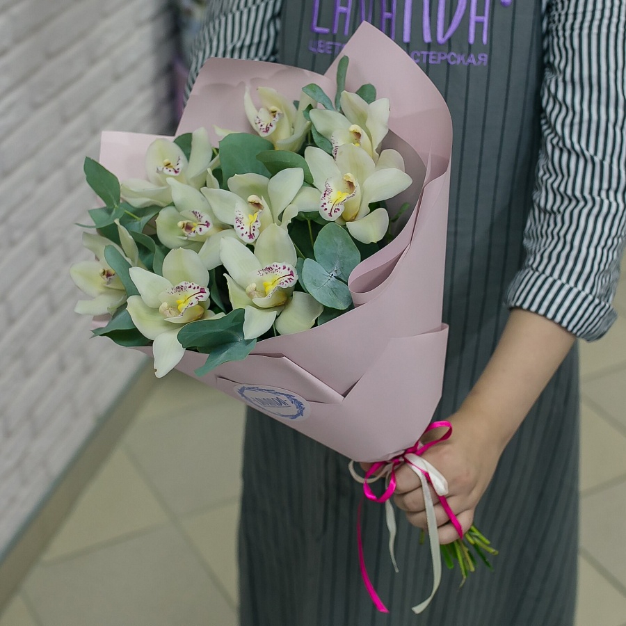 Букет белых орхидей с ароматным эвкалиптом