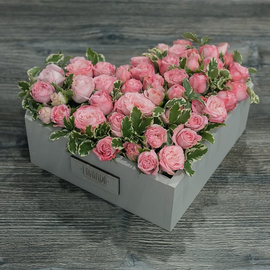 Композиция пионовидных роз в ящике