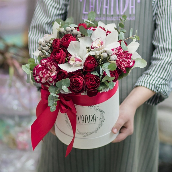 Белая коробочка пионовидных роз, брунии и орхидей