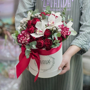 Белая коробочка пионовидных роз, брунии и орхидей