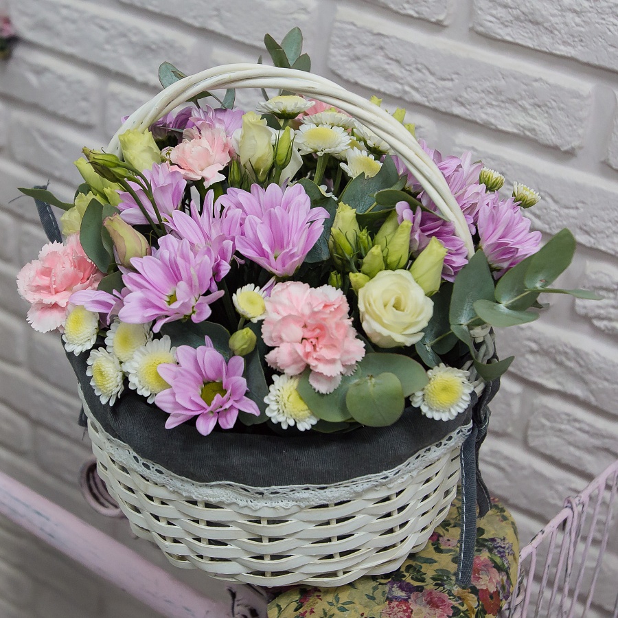 Цветочная корзина с нежными хризантемами и диантусами