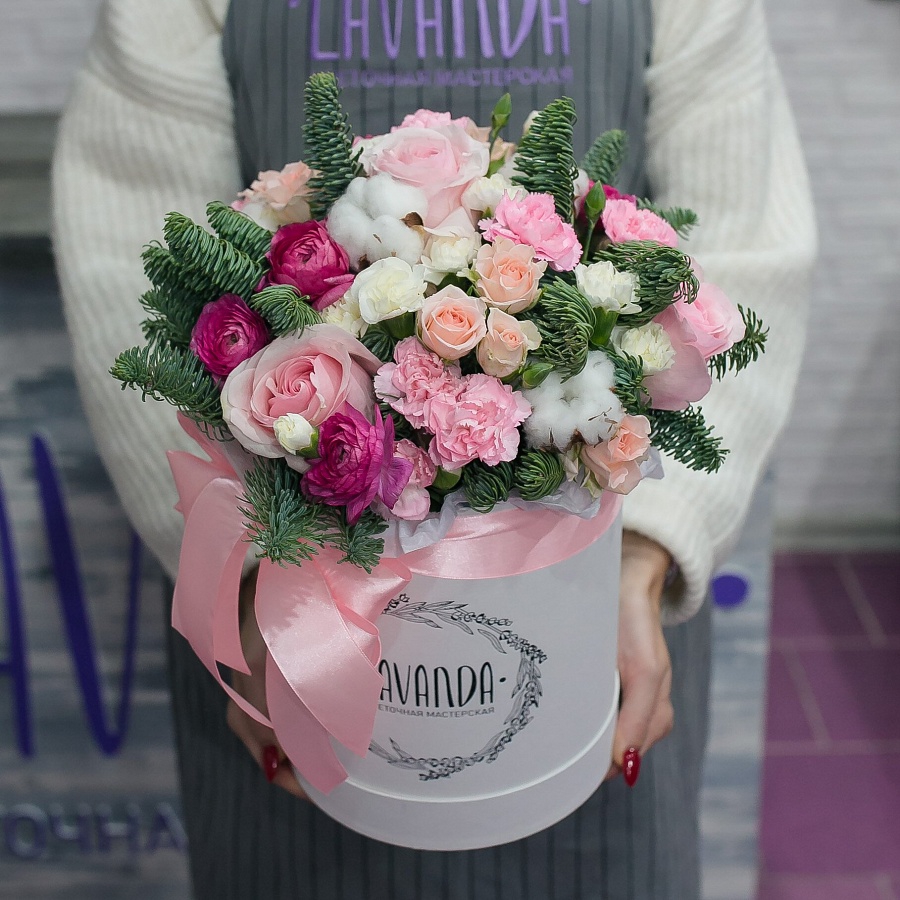 Зимняя коробочка розочек, диантусов и хлопка с нобилисом