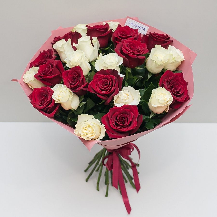 Букет больших красных и белых роз