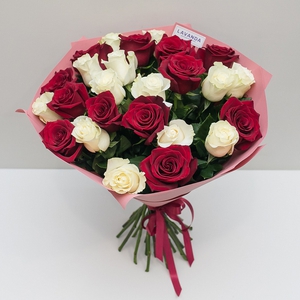 Букет больших красных и белых роз