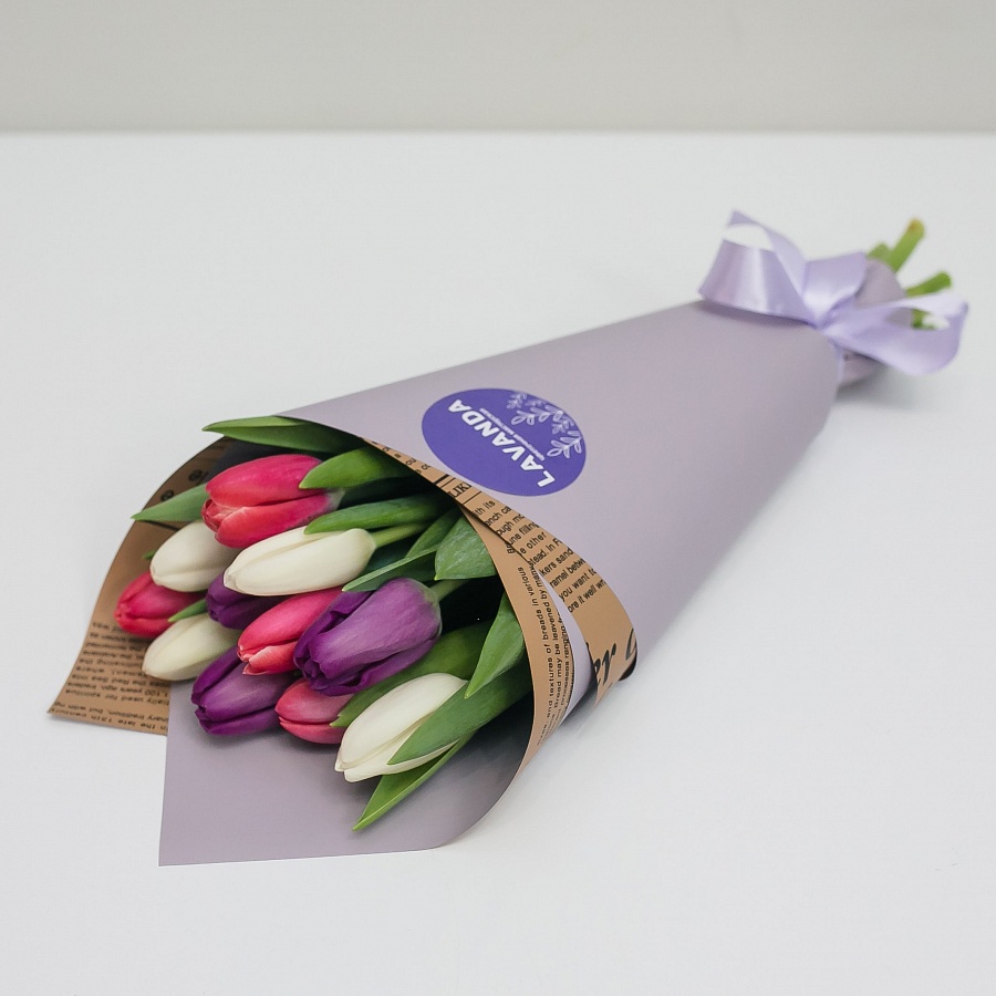 Букет 15 разноцветных тюльпанов в матовой пленке №1