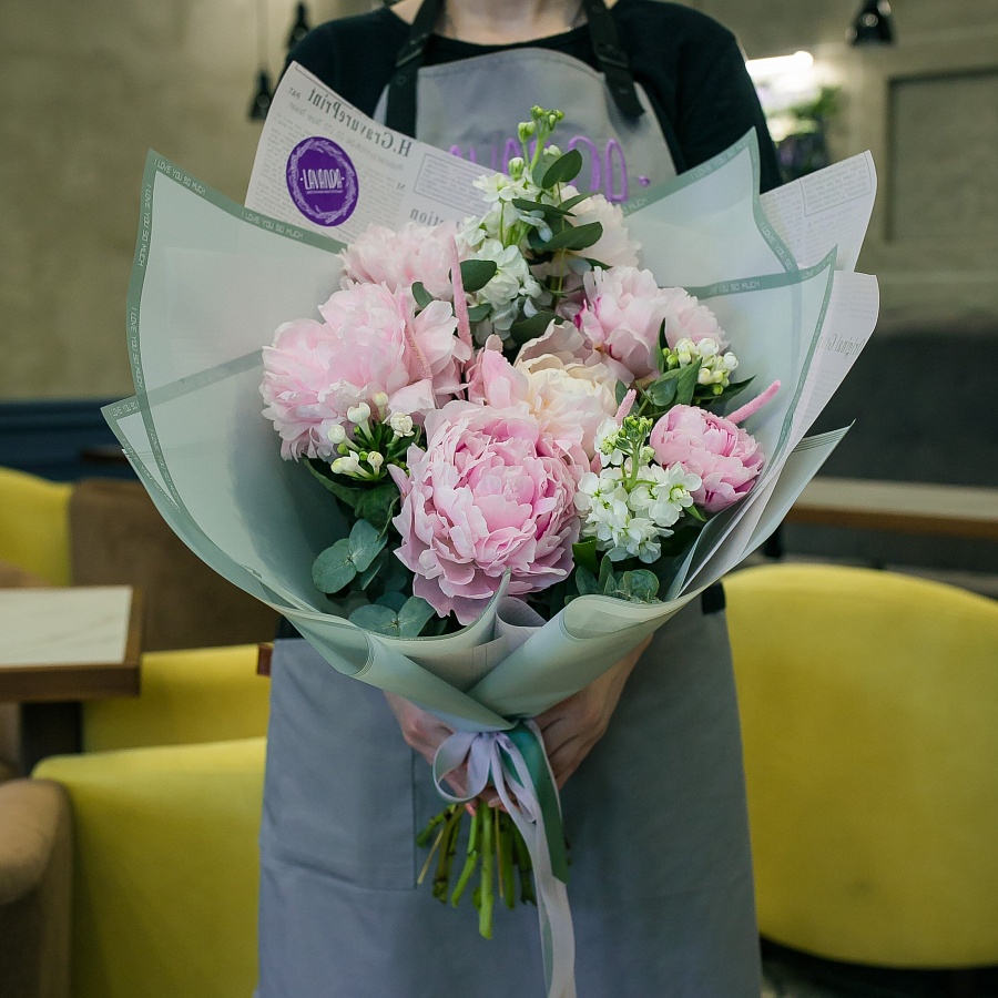 Букет розовых пионов с белой маттиолой