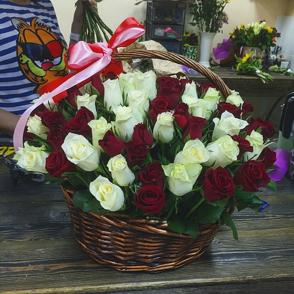 Цветочная корзина красных и белых розочек