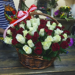 Цветочная корзина красных и белых розочек