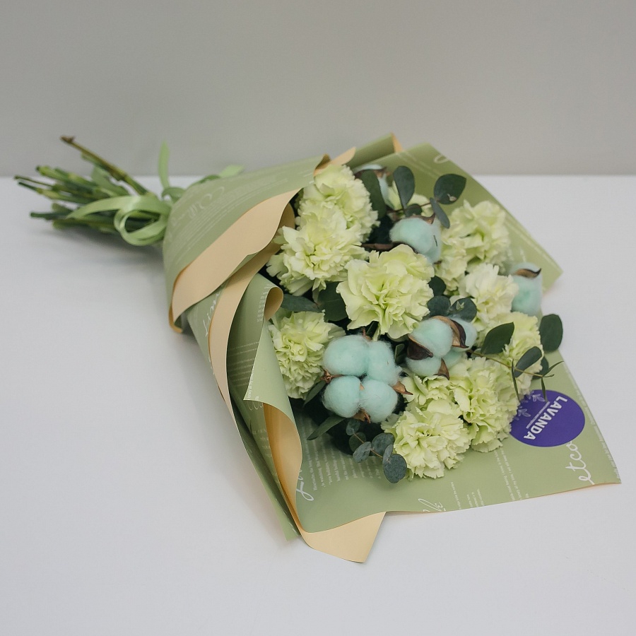 Диантусы с зеленым хлопком и эвкалиптом