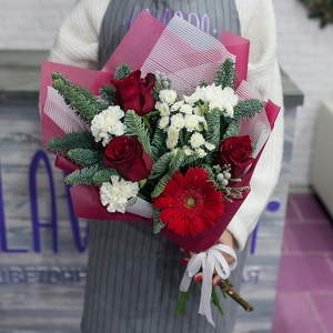 Новогодний букет с красной герберой