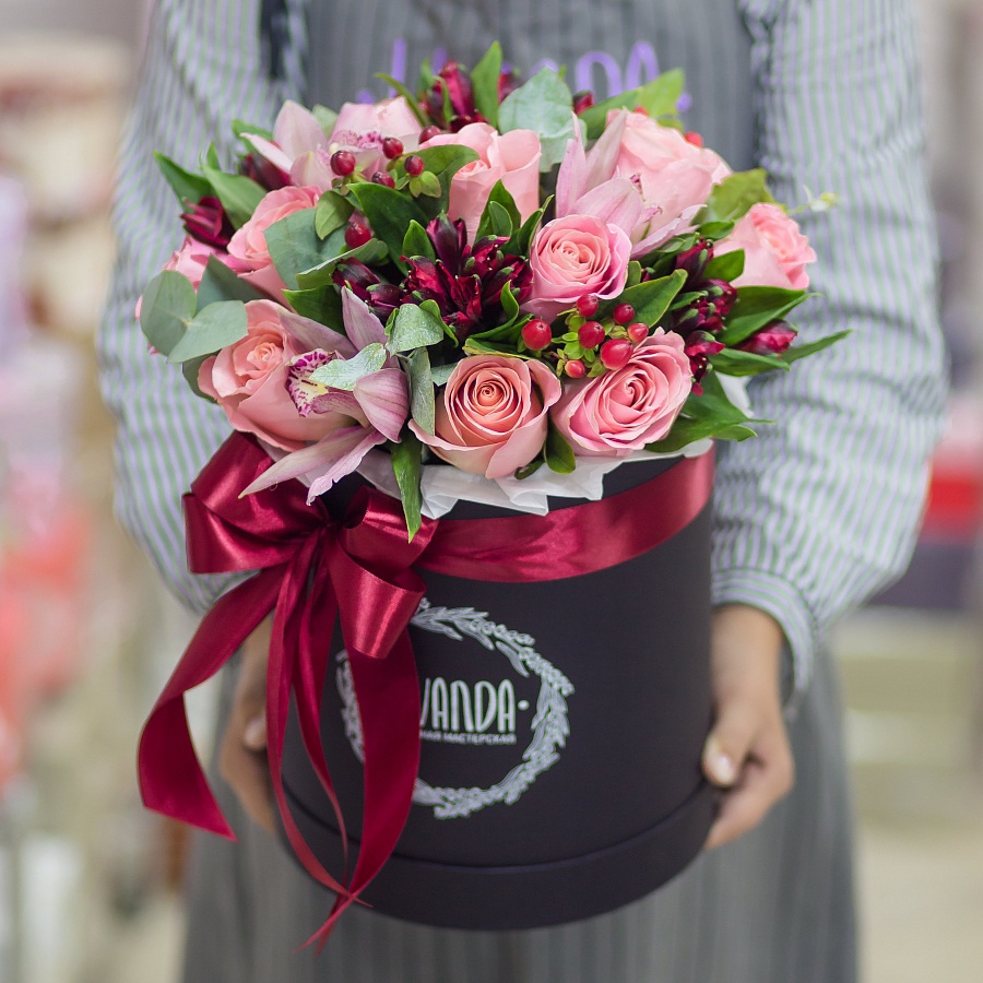 Большая коробочка роз с красным гиперикумом