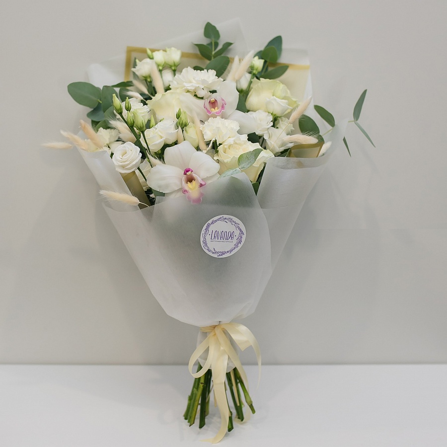 Белоснежное облако орхидей и эустом с диантусами