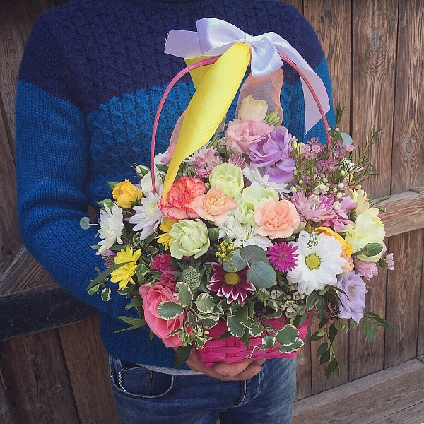 Яркая корзина летних цветов