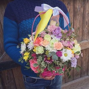 Яркая корзина летних цветов