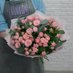 Нежный букет пионовидных роз