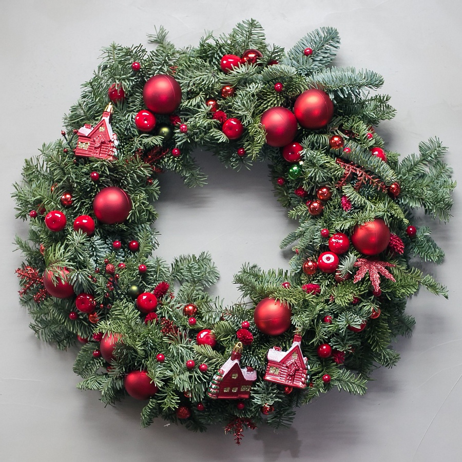 Рождественский венок с красными игрушками