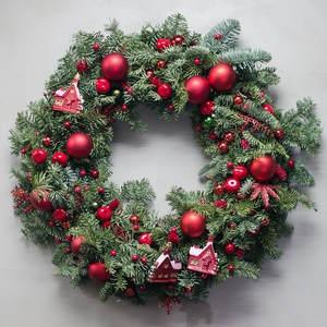 Рождественский венок с красными игрушками