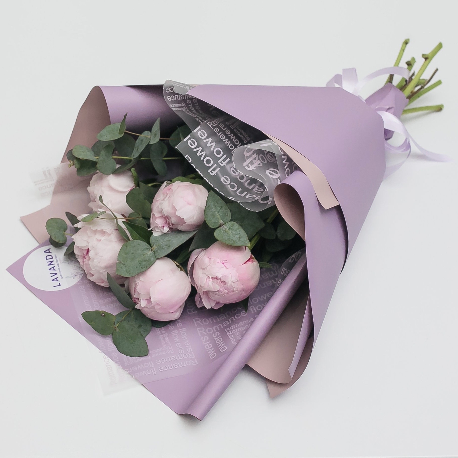 5 пионов с эвкалиптом в стильном оформлении