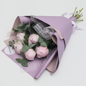 5 пионов с эвкалиптом в стильном оформлении