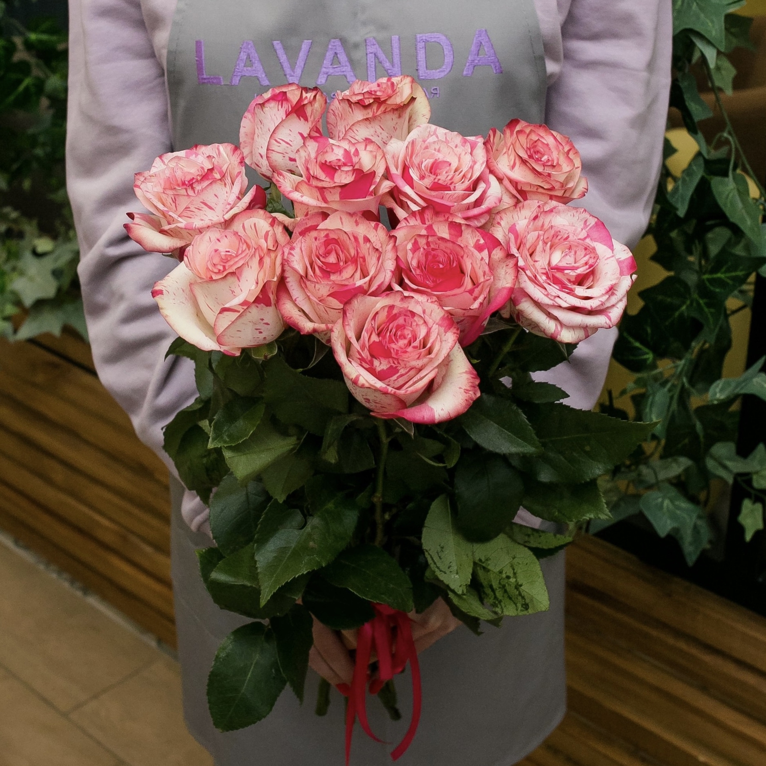 11 ярких роз 50 см.