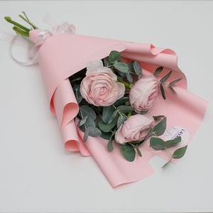 Розовые ранункулюсы с эвкалиптом