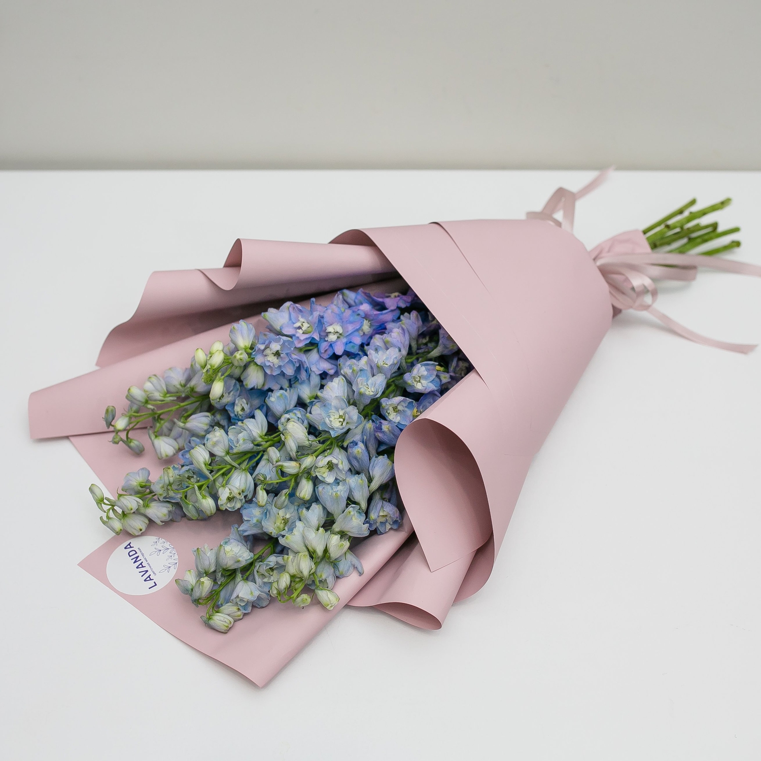 Букет синих дельфиниумов