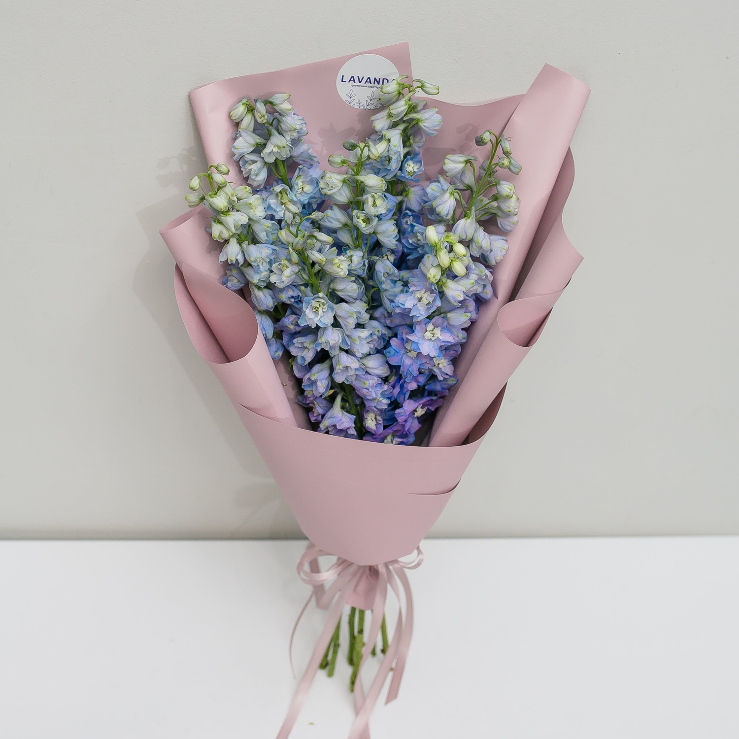 Букет синих дельфиниумов