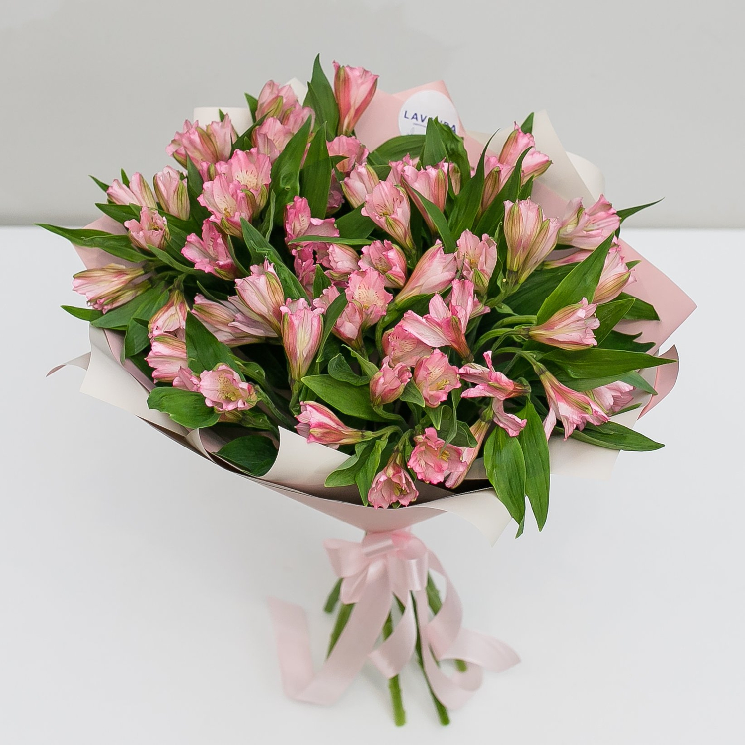 Букет нежно-розовых альстромерий