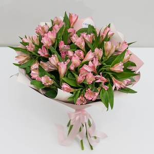 Букет нежно-розовых альстромерий