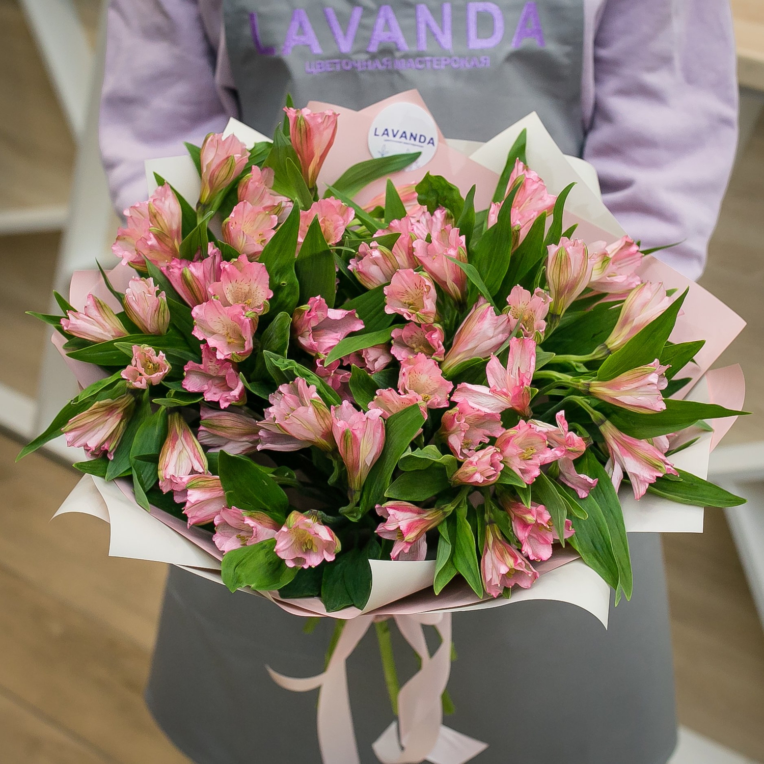 Букет нежно-розовых альстромерий