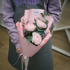 Розовые ранункулюсы с эвкалиптом