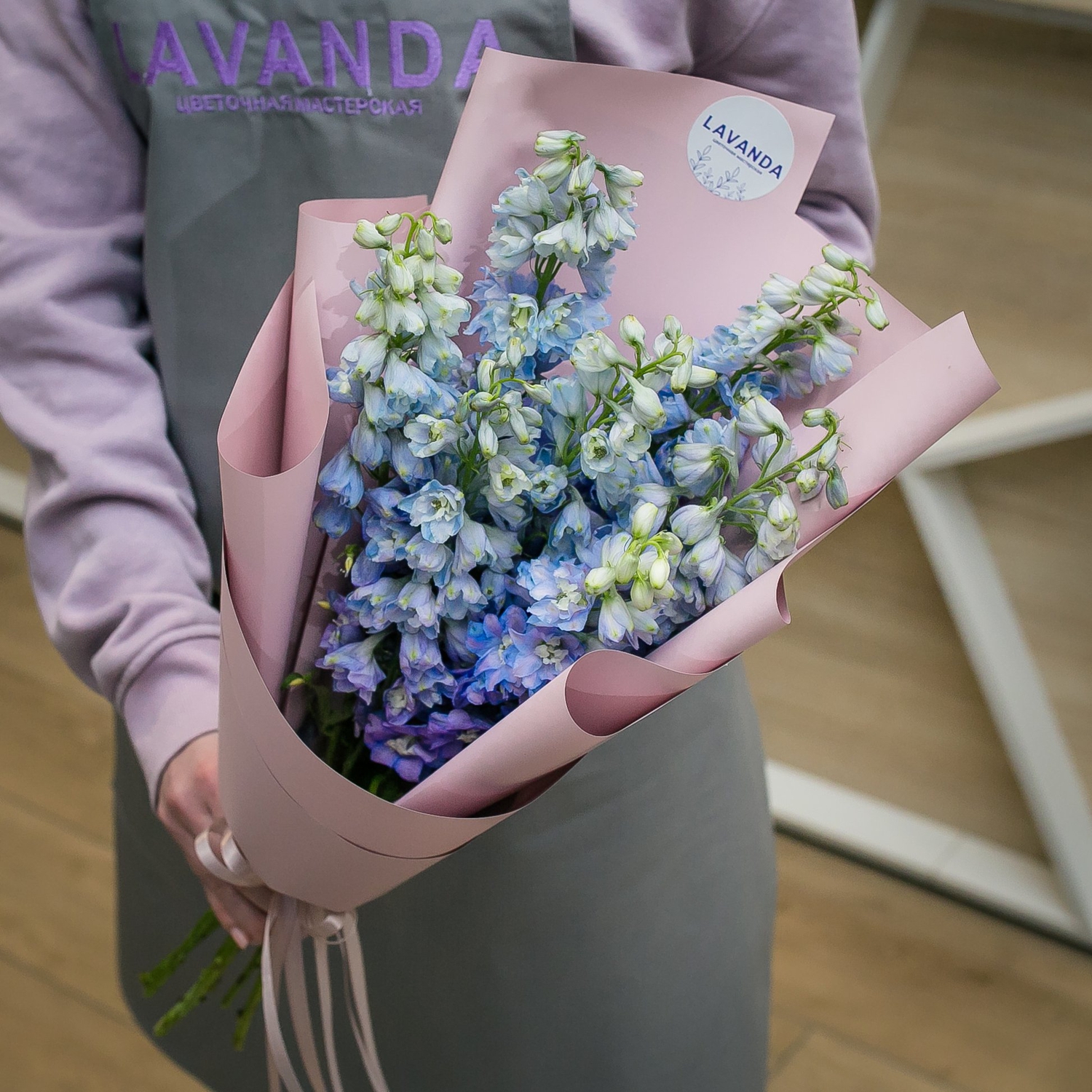 Букет синих дельфиниумов