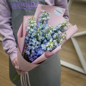 Букет синих дельфиниумов