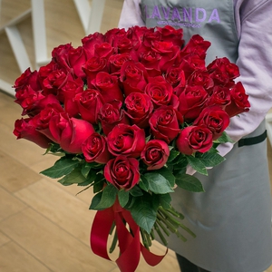 11 роз цвета фуксия 50 см.