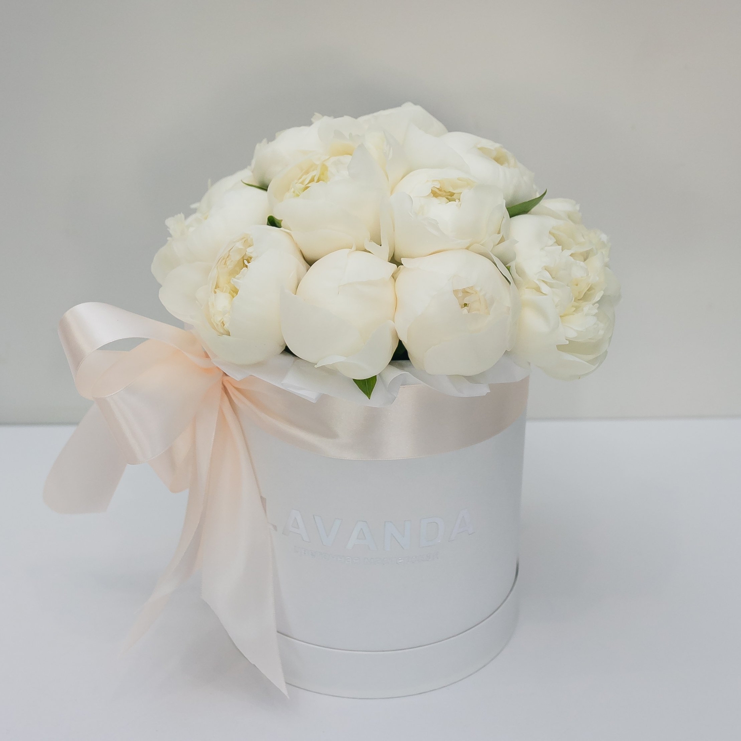 Воздушная коробочка белых пионов