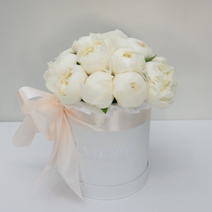 Воздушная коробочка белых пионов