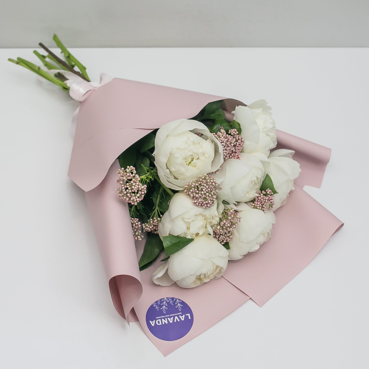 Букет белых пионов и озотамнуса