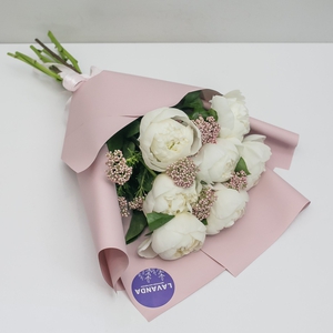 Букет белых пионов и озотамнуса