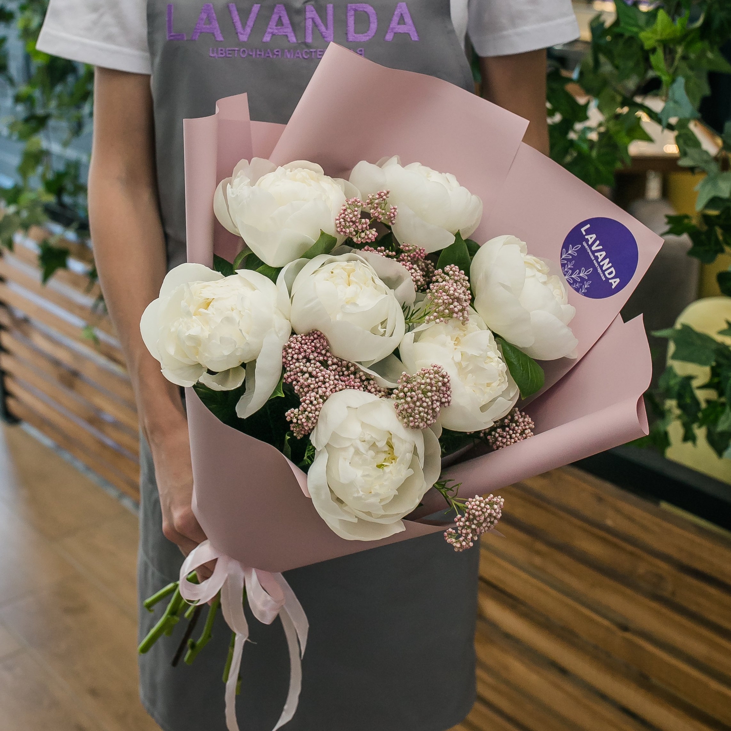 Букет белых пионов и озотамнуса
