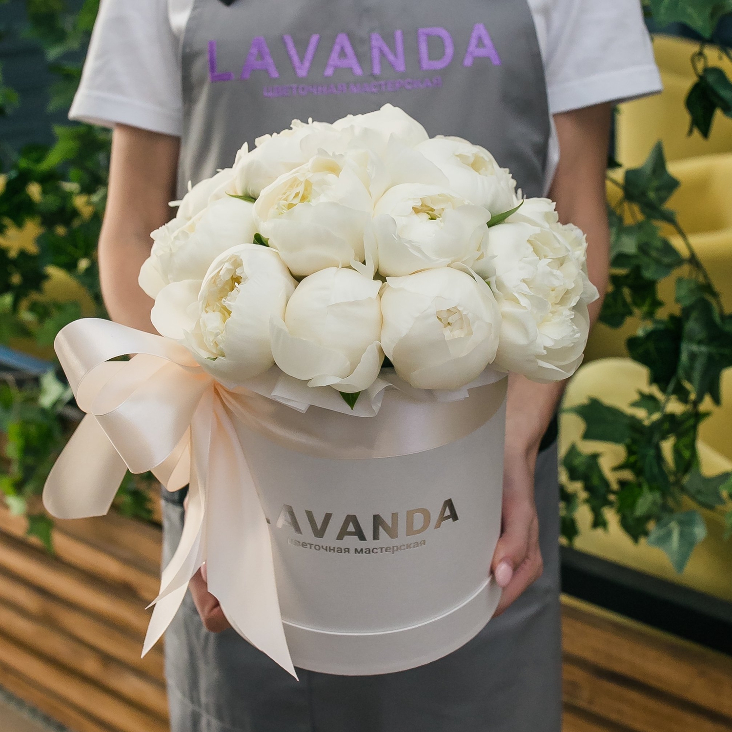 Воздушная коробочка белых пионов
